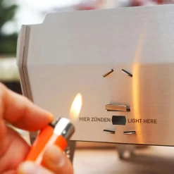 SKOTTI Steckbarer Edelstahl Gasgrill 2.0 Inkl. Tasche -Küchengrill 4260720830363 07 SKOTTI GRILL ANZUENDEN