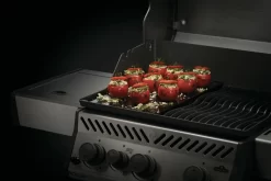 NAPOLEON Freestyle 425 DSIB Robin Schulz Edition 33 NAPOLEON Freestyle 425 DSIB Robin Schulz Edition -Küchengrill 56426 High gloss griddle InUse Tomatos