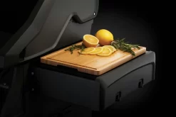 NAPOLEON Freestyle 425 DSIB Robin Schulz Edition 36 NAPOLEON Freestyle 425 DSIB Robin Schulz Edition -Küchengrill 70113 Side Shelf Bamboo CuttingBoard InUse