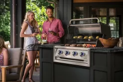 Broil King Regal 420 Built-In Einbaugrill Inkl. Grillbesteck, Gussplatte & Wokeinsatz -Küchengrill 985652 REGAL420 LIFESTYLE 01