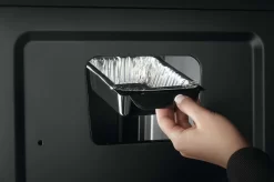 NAPOLEON Freestyle 425 DSIB Robin Schulz Edition 24 NAPOLEON Freestyle 425 DSIB Robin Schulz Edition -Küchengrill Freestyle Detail EU DripTray Hand