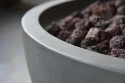 Gas Feuerstelle Nantucket Aus Faserbeton In Betonoptik Grau -Küchengrill OFG116 Nantucket Lifestyle Detail