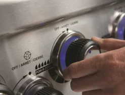 Broil King Regal 690 Inkl. Abdeckhaube, Gussplatte & Wokeinsatz -Küchengrill broilking REGAL XL SCHWARZ FEATURE 05