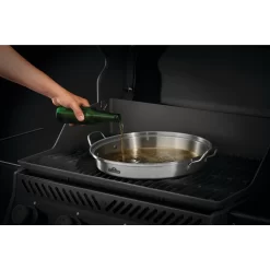 NAPOLEON PRO Edelstahl Hähnchen-Halterung (56067) 8 NAPOLEON PRO Edelstahl Hähnchen-Halterung (56067) -Küchengrill napo 56067 Premium Chicken Infusion Roaster In Use PouringBeer