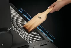 NAPOLEON Grillrostschaber Aus Zedernholz (62051) -Küchengrill napo 62051 cedargridscraper inuse