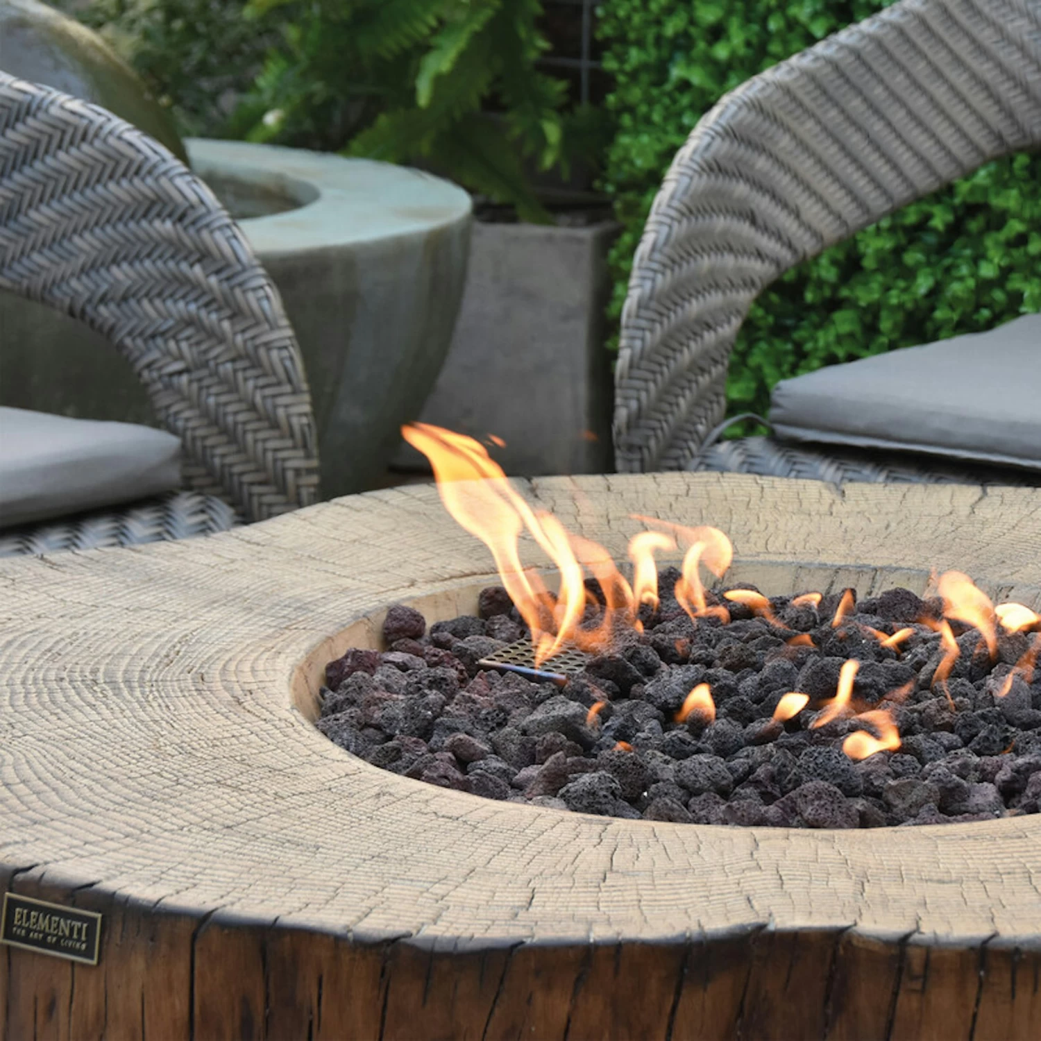 Gardenforma Sitzgruppen -Set: Gas Feuerstelle Manchester Aus Faserbeton In Baumstammoptik, Redwood & 4x Hocker 6 Gardenforma Sitzgruppen -Set: Gas Feuerstelle Manchester Aus Faserbeton In Baumstammoptik, Redwood & 4x Hocker – Bild 6