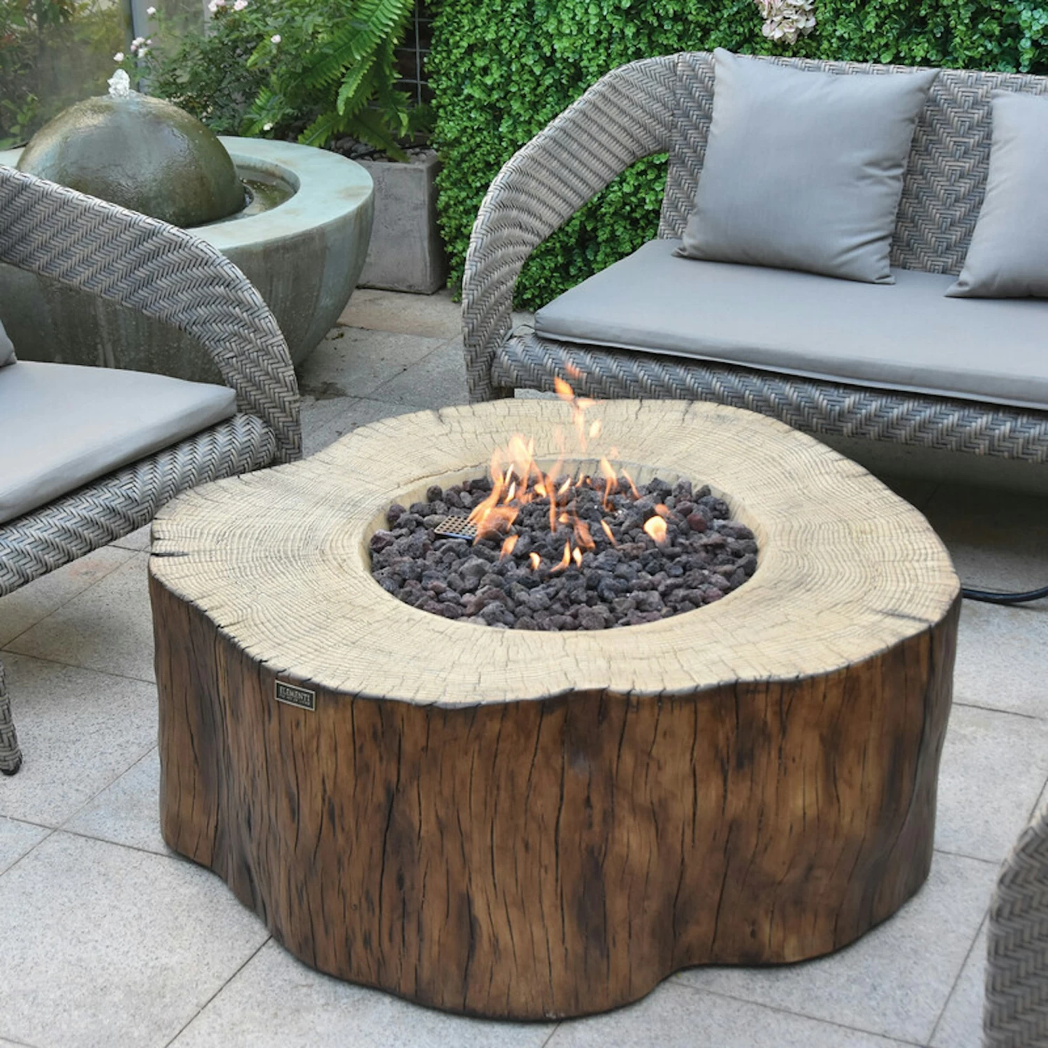 Gardenforma Sitzgruppen -Set: Gas Feuerstelle Manchester Aus Faserbeton In Baumstammoptik, Redwood & 4x Hocker 5 Gardenforma Sitzgruppen -Set: Gas Feuerstelle Manchester Aus Faserbeton In Baumstammoptik, Redwood & 4x Hocker – Bild 5